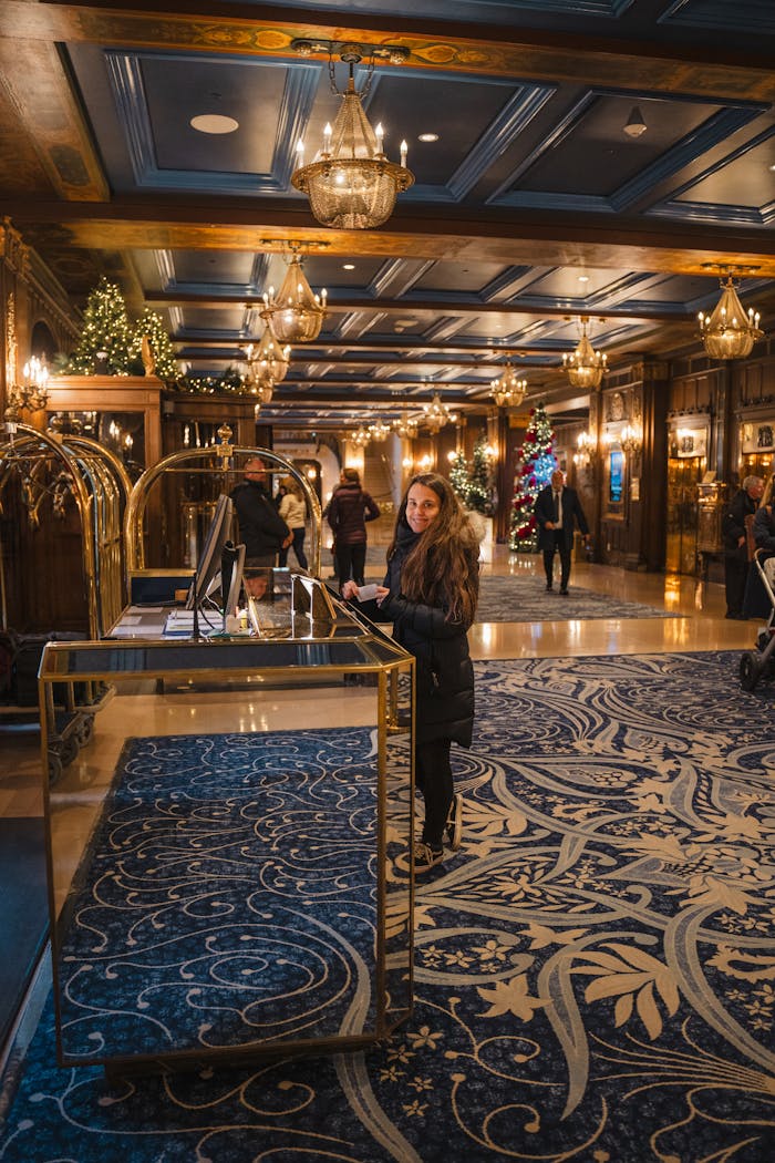 Elegant hotel lobby in Québec decorated for the holidays, featuring luxurious lighting and decor.